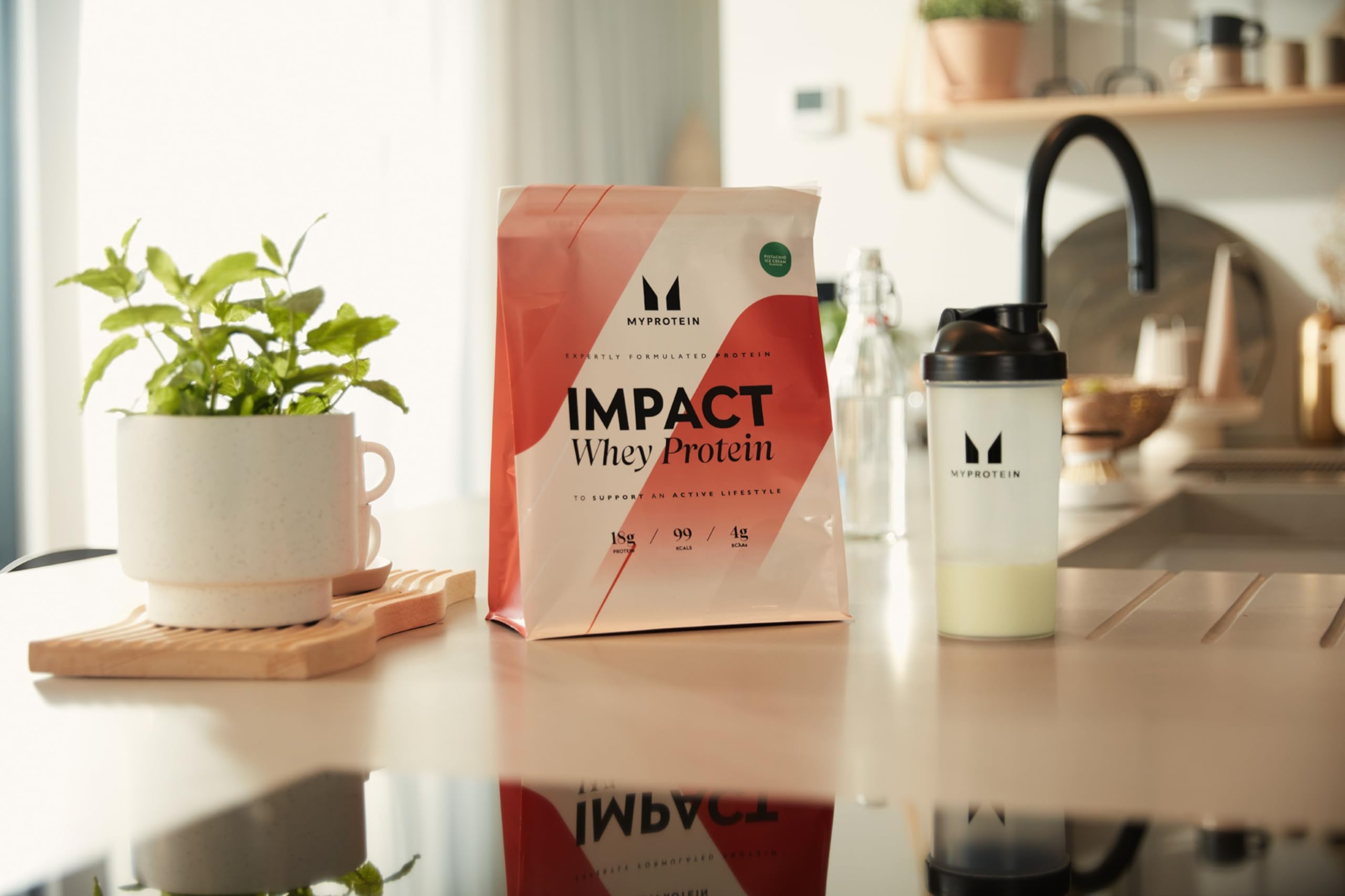 MyProtein Impact Whey Protein 1kg Maasikakreem — Strawberry — Powder view 2